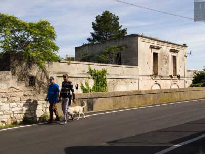 Sopra il quale scorgiamo un�altra imponente struttura in pietra che fa capolino sulla strada